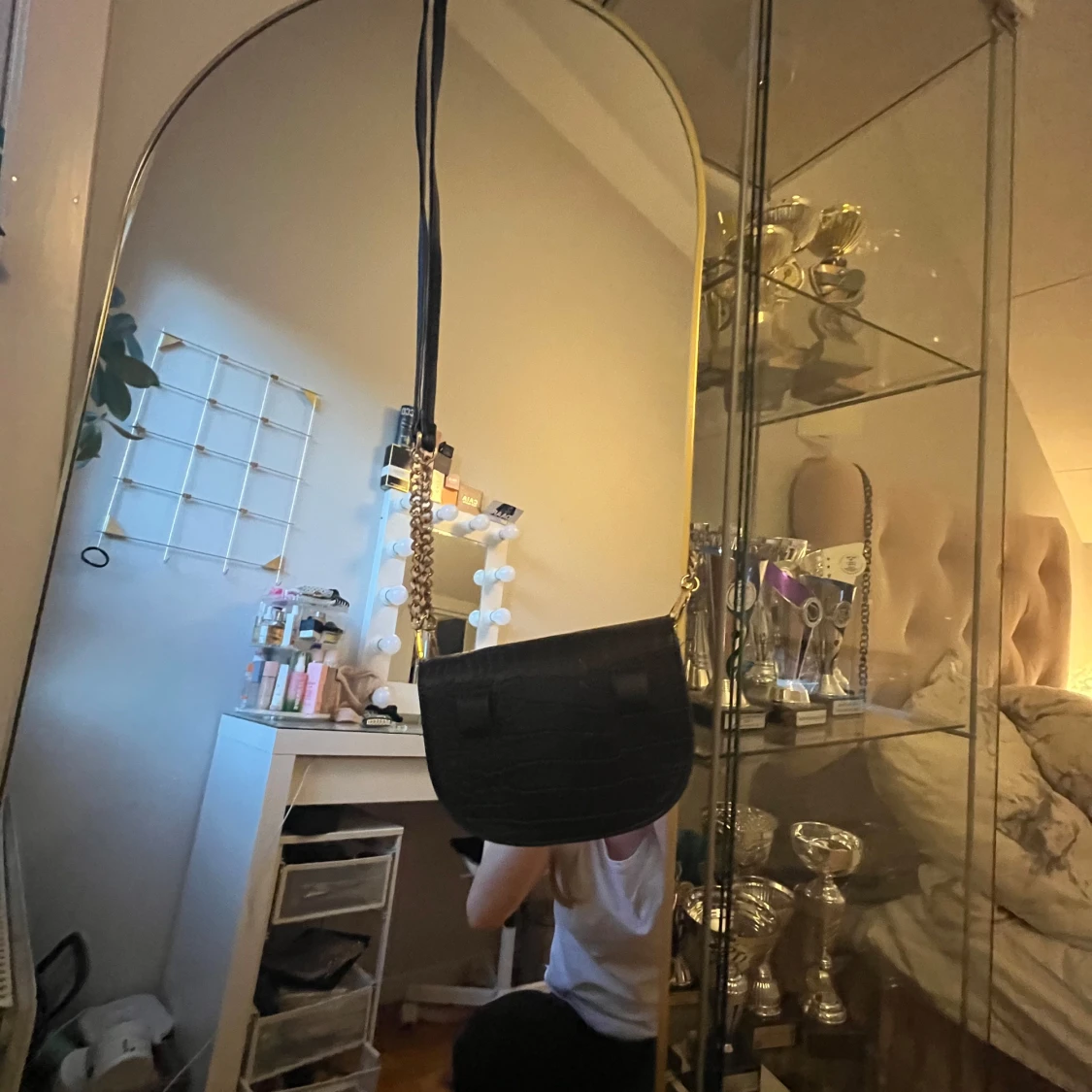 Svart axelväska med kedja och guldlås - 3