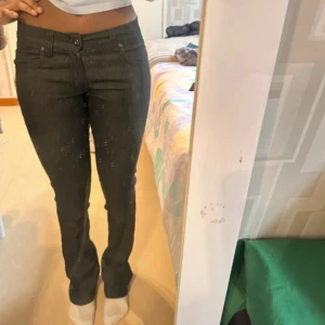 Svarta jeansbyxor med raka ben - Säljer ett par svarta jeansbyxor med normal passform och raka ben. Har sytt dom själv nere vid benen, nvända 2-5 gånger