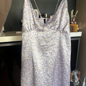 Ljuslila blommig klänning/ nattlinne med spetsdetaljer - Söt nattlinne/ klänning i ljuslila med små blommor i gult och vitt.