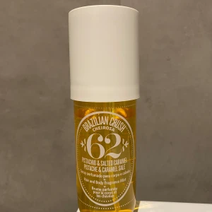 Sol de janeiro 62 bodymist - Sol de janeiro 62 brazilian crush bodymist, 240 ml, se bild för mängd kvar. Doftnoter är pistasch, salted caramel och vanilj bla och den luktar jättegott och håller länge💛 Nypris 450 kr på kicks