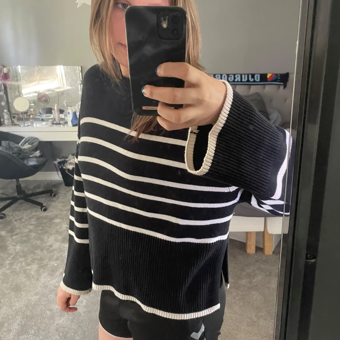 Svart och vit randig stickad tröja - 1