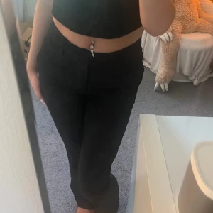 Svarta kostymbyxor från BikBok - Säljer ett par svarta kostymbyxor från BikBok. 