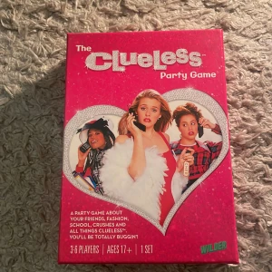 Clueless Party Game - Clueless Party Game är ett sällskapsspel inspirerat av filmen Clueless. Spelet innehåller spelkort, snurrhjul, anteckningsblock, fluffig penna och debattbricka. Perfekt för 3-6 spelare från 17 år. Temat kretsar kring vänner, mode, skola och minnesvärda Clueless-ögonblick.