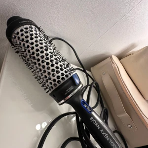 Björn Axén Tools varmluftsborste - PRIS KAN DISKUTERAS! En svart och silver varmluftsborste med keramisk beläggning och borst i plast. Perfekt för att styla och forma håret med volym. Ergonomiskt handtag och lång sladd för enkel användning.