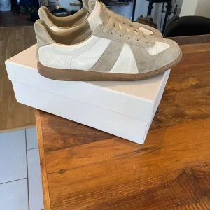 Maison margiela - Tja! Säljer ett par fina Maison margiela. Storlek 43! bra skick, bara lite defekter som kommer från användning. Allt OG medföljer. Hör av dig vid minsta fråga eller fundering!