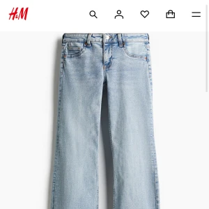 FLARED LOW JEANS  - low waist ljus denim jeans från hm       slut sålda på hemsidan.   storlek 38 passar mej som brukar ha 34 