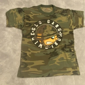 Glo Gang - Säljer nu min riktigt feta Chief Keef Glo Gang t-shirt. Tröjan säljs för att den inte kommer till användning längre. Tyvärr bara printad på en camo tshirt. Skriv för fler bilder.