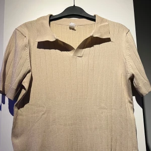 Tunn Beige Pikétröja - Säljer nu denna goa tröja då den är för liten för mig den är i storlek M men passar nog rätt bra för S med den är väldigt tunn i tyget vilket gör att den är riktigt go under sommaren och de varma tiderna som är påväg säljer för 250 men pris kan diskuteras vid snabb affär! Har du någon fråga är det bara att höra av sig! 🙌🏼