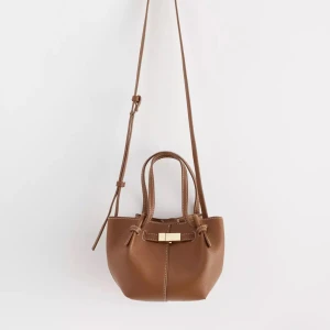 Brun handväska från Lindex - Säljer den populära väskan från Lindex som tyvärr inte kommit till nån användning, ny med prislapp kvar. Nypris 349kr 