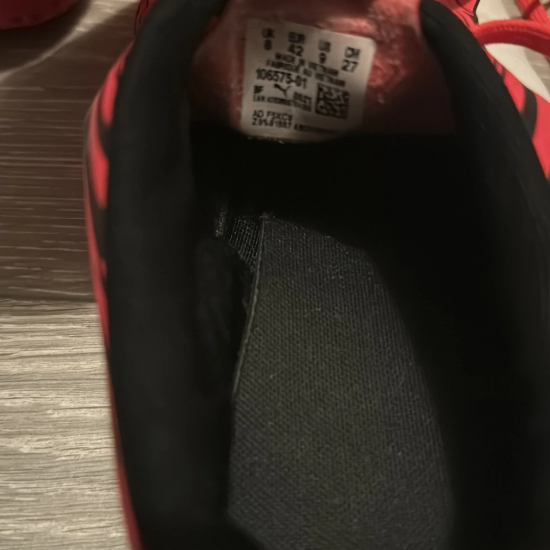 Röda fotbollsskor från Puma med svart mönster - 3