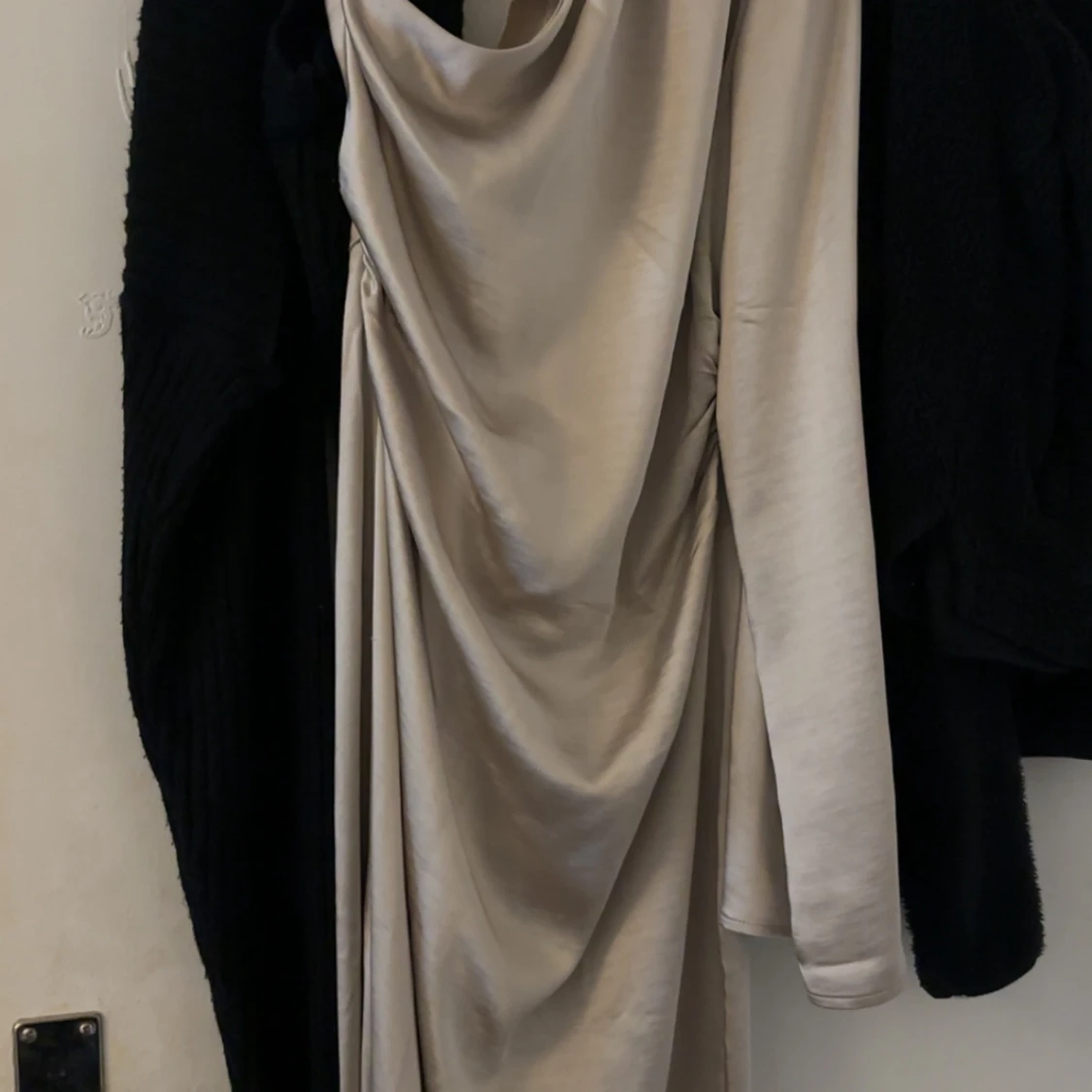 Champagnefärgad långklänning med oneshoulder - 1