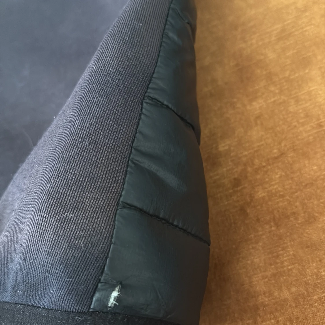 Svart hybridjacka med huva från Peak Performance - 2