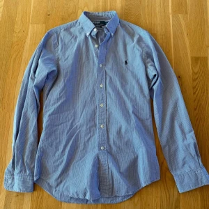 Ralph Lauren skjorta - Säljer en riktigt schysst Ralph Lauren skjorta i storlek small. Skjortan är använd ytterst få gånger och är i toppskick. Hör av dig vid intresse!/ha det gott