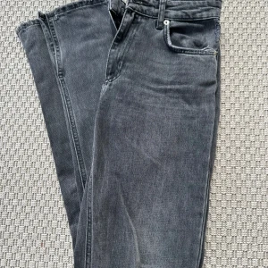 Grå jeans från Zara med slits - Säljer ett par grå jeans från Zara i storlek S. Jeansen har raka ben med en snygg slits nedtill. 