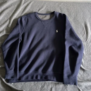 Mörkblå sweatshirt från Polo Ralph Lauren - Mörkblå sweatshirt från Polo Ralph Lauren den är i storlek L och i bra skick jag har använt den typ 10 gånger.