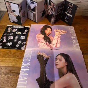 Itzy Checkmate sett - Chaeryeong poster, Ryujin poster, stickers och lyrics från Itzy Checkmate album