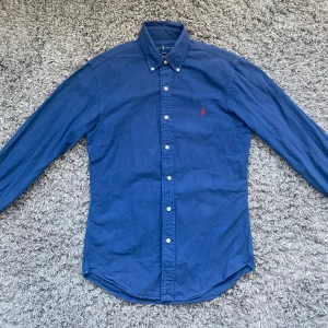 Ralph lauren skjorta  - Säljer denna rikigt feta Ralph lauren skjortan⭐️Skick: 9,5/10!🙌 Storlek S : SLIM FIT!🤝Hör gärna av er om ni har funderingar!👍