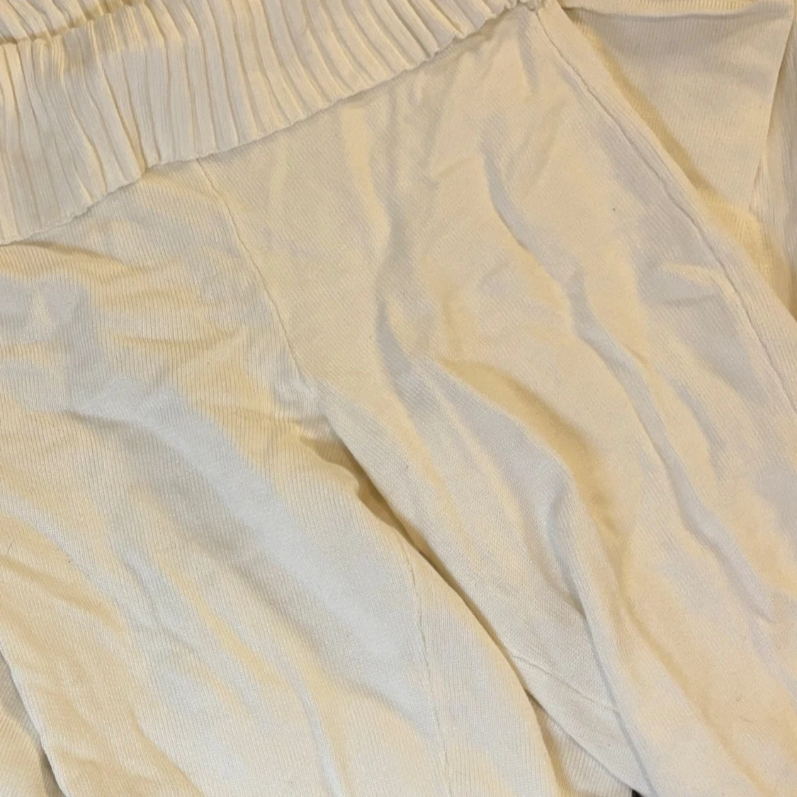 Vita mjukisbyxor med bred mudd - 1