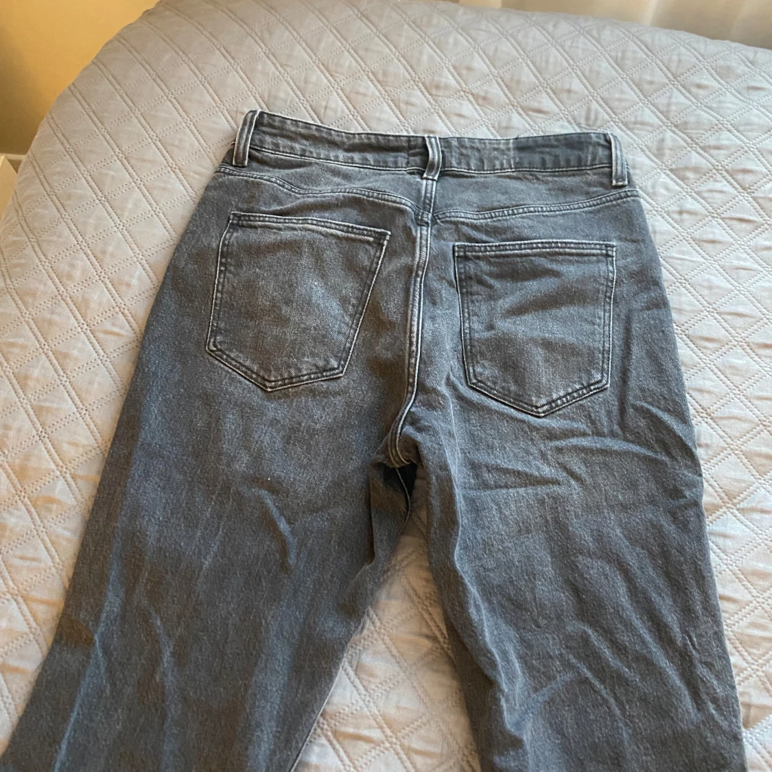 Svarta raka jeans med slits  - 1