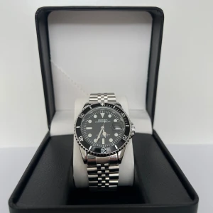 Seiko GMT-master - Till salu: Seiko GMT Master 🌍🕰️ Snygg och pålitlig klocka med GMT-funktion – perfekt för resor eller vardagsbruk. 🔹 Mechanic urverk 🔹 Ny skick 🔹 GMT - Master  Finns I Växjö ✅  PM vid intresse! 📩