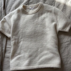 Stickad kortärmad  - Superfin tröja som är perfekt till sommaren när man har en kort kjol🥰( använd en gång)