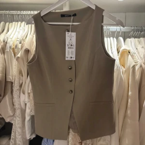 Beige väst  - Från Gina tricot storlek M. NY