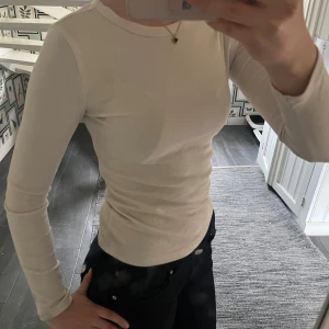 Vit långärmad topp - Superenkel och basic långärmad topp😍 Sitter tight och är superbekväm.💗