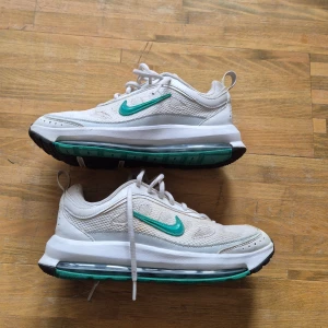 Nike Air Max sneakers vita med turkos swoosh - Hej säljer mina Nike air max som är för små det är st 38 och skriv vid funderingar pris kan sänkas lite grann 