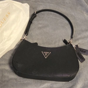 äkta guess väska - väska från guess, väldigt bra skick. köpt på zalando förra året. pris kan diskuteras