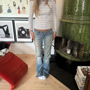 Jeans - Super snygga jeans som har ett hål som sytts in hos skredaren