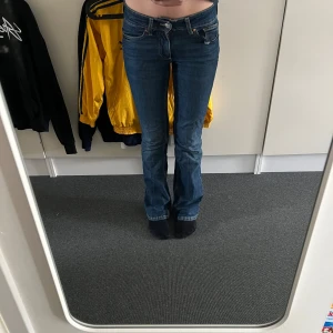 Blå bootcut jeans low waist - Säljer ett par klassiska blå bootcut jeans med låg midja.