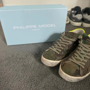 Philip model skor - Säljer ett par feta Philip model skor som är i skick 7/10 och dom kostar 4400 i nypris och dom är lite skadade i hälen och passar riktigt bra nu till sommaren! OG box medföljs! Hör av er vid frågor och funderingar!?