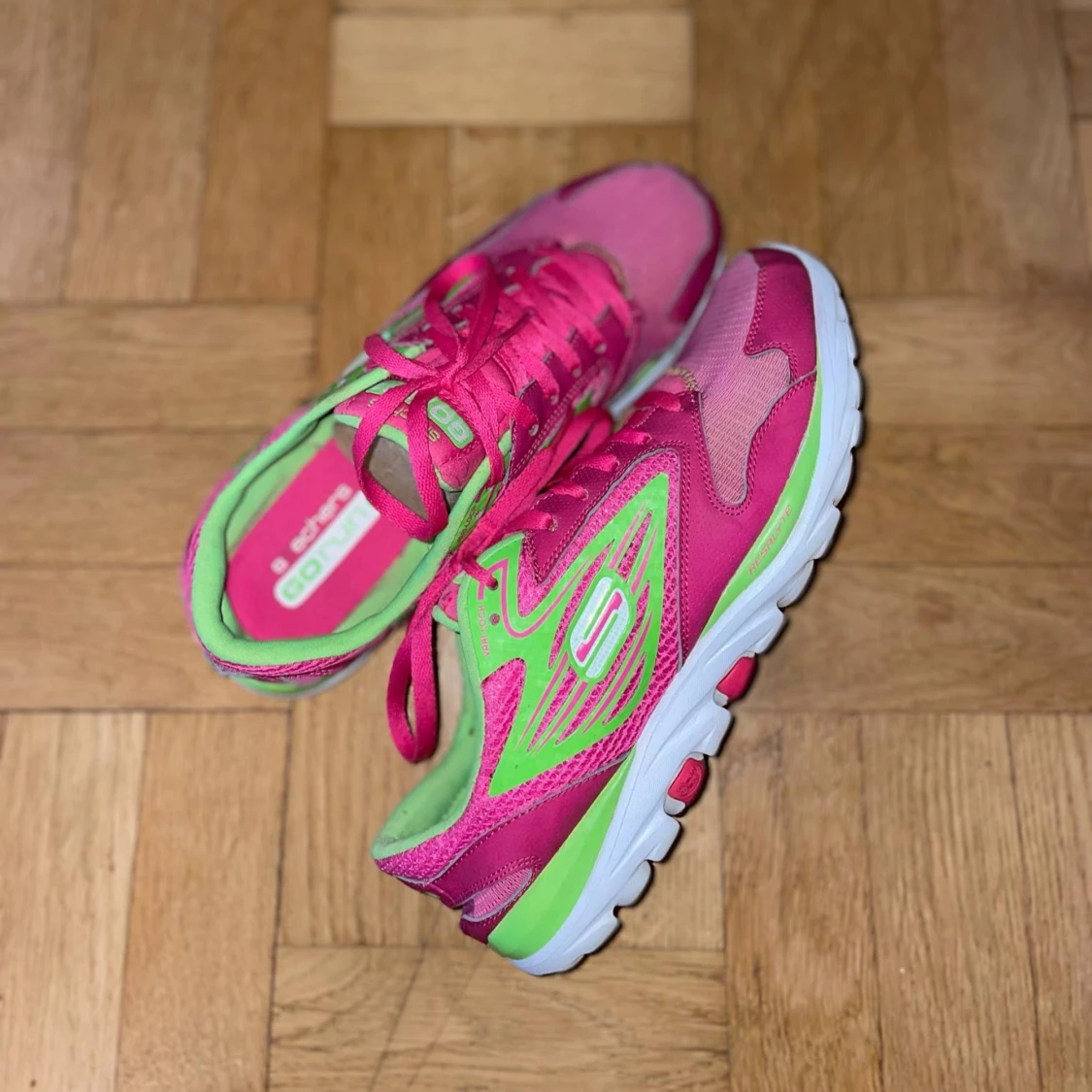 Rosa och gröna Sketchers - 1