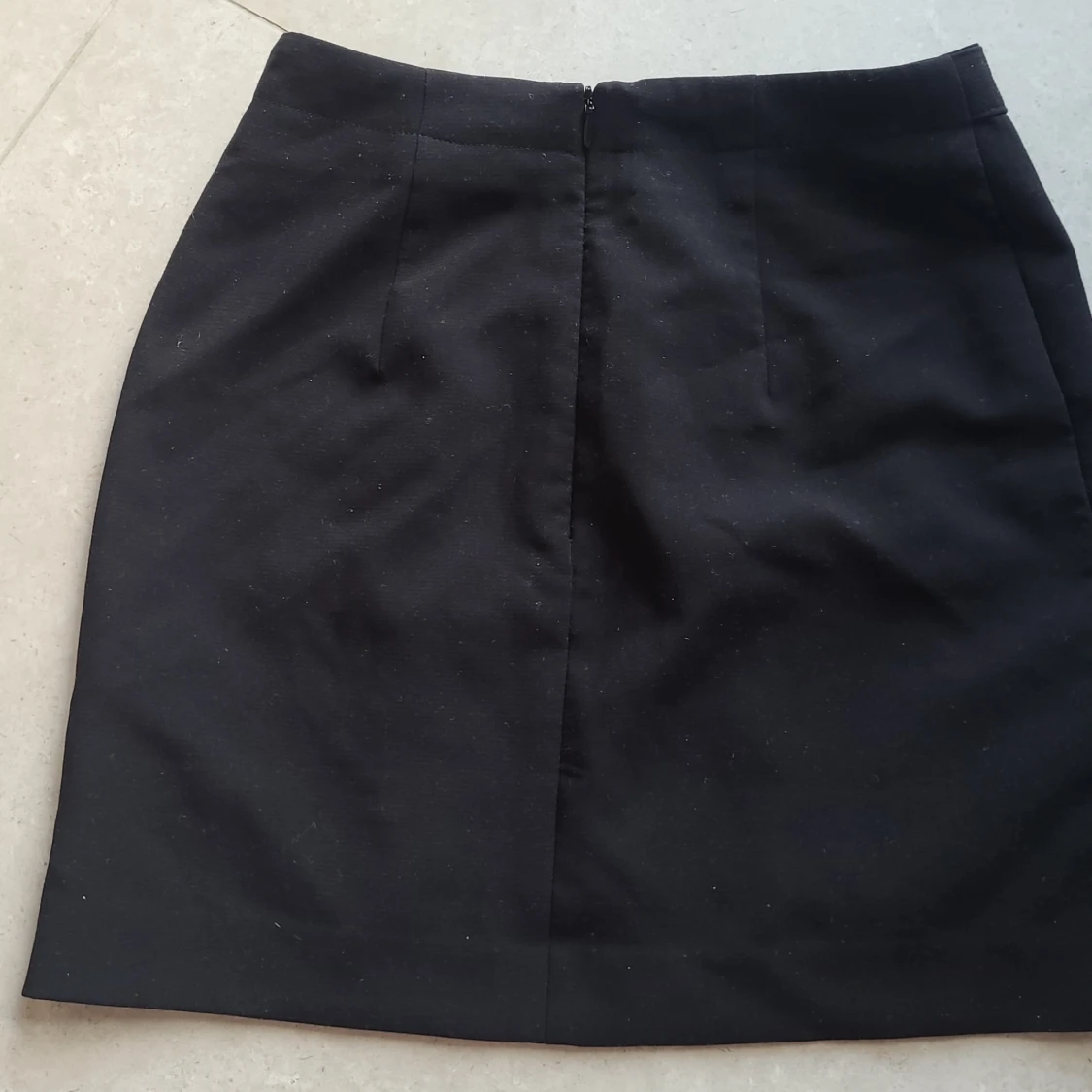 Svart kortkjol från H&M med knappar - 3