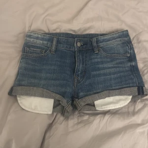 lågmidjade jeansshorts - Säljer ett par klassiska blå jeansshorts från Crocker med uppvikta benslut och femficksmodell. Modellen är 301 Super Skinny och har normal passform med låg midja. Perfekta för varma dagar! midjemåttet är 38cm 💞 säljer då dom inte passar längre. pris kan diskuteras!