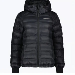 Svart dunjacka med huva från Peak Performance - Säljer en svart dunjacka från Peak Performance i storlek 170. Jackan är inprincip helt ny använd ca 3 gånger och säljer den då den tyvärr var för stor. Skriv om ni vill ha bilder på jackan. Köpt för 2999kr💕