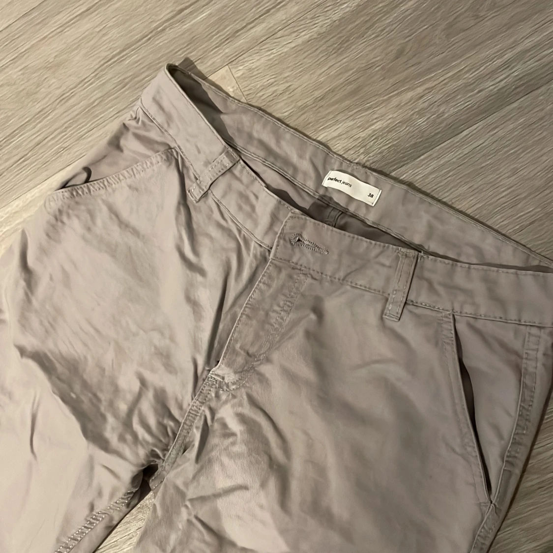 Ljusgrå cargobyxor från Gina tricot - 1