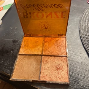 Bronze Brilliance Bronze & Glow Palett - Det finns blush, bronzer och highlighter💕 ger super fint glow o inte fläckigt! I färgen medium/dark