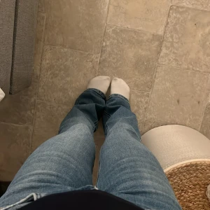 Blå jeansbyxor från Perfect Jeans - Säljer ett par blå bootcut jeans från Perfect Jeans i storlek S. Jätte fin och i bra skicka, perfekt till många olika outfits! 