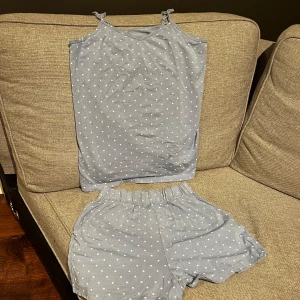 Pyjamas sätt - Ett blått prickigt pyamas sätt som är jättemysigt fint och bekvämt 