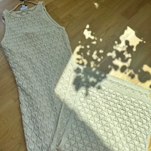 Klänning från vero Moda  - Superfin klänning från vero moda, perfekt till sommaren. Har en ”underklänning” och funkar därför till vardags, ingen typiskt strandklänning om man inte vill. Strl S, nypris 699 och säljes för 350 kr. Alla lappar kvar 