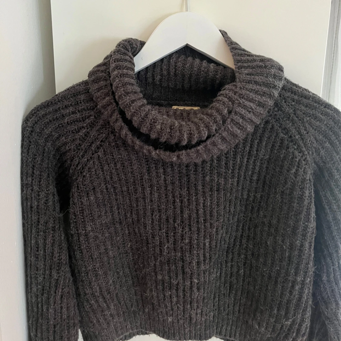 Mörkgrå stickad tröja