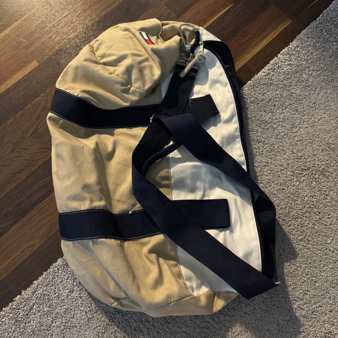 Beige och röd weekendbag från Tommy Hilfiger - 1