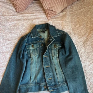 Jeansjacka  - Säljer vidare då den var för liten på mig.  Sällan använd