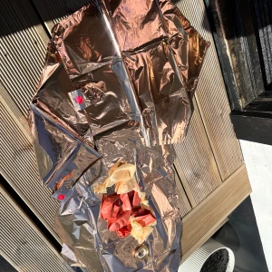 Ballonger Ballongpaket i metallic rosé - Ett set med ballonger i olika färger och former. Perfekt för fest eller kalas. Ballongpaket i metallic rosé Detta dekorationspaket innehåller:  2 st folieballonger formade som stjärnor i metallic rosé 2 st runda folieballonger i samma eleganta färg Vanliga latexballonger i matchande nyanser Ballonger fyllda med konfetti Medföljande snöre för upphängning eller dekoration Perfekt till fest, kalas eller andra firanden där du vill sätta en lyxig och festlig ton