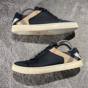 Burberry skor - Hej! Säljer nu mina skor från märket Valentino, storlek 42 bra skick, givetvis äkta. Tveka inte på att höra av dig om du har frågor eller funderingar kring skorna! 