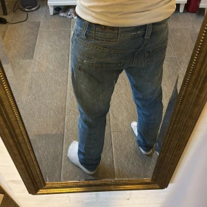 Dondup jeans - Säljer ett par klassiska blå jeansbyxor med normal passform och raka ben. Jeansen har fem fickor, synliga sömmar och stängs med dragkedja och knapp. Perfekta till vardags och passar till det mesta.  W32 L30