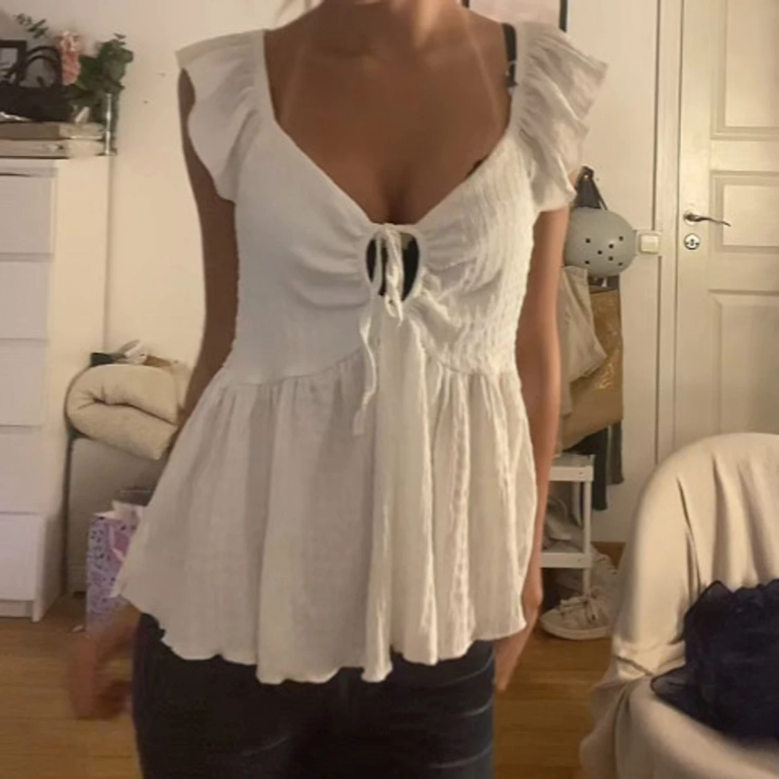 Vit blus med volangärmar och knytning - 1