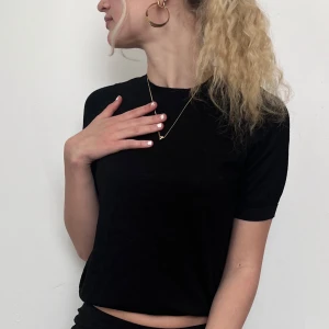 Svart tshirt från lindex  - En svart, tight tshirt från lindex. Tshirten har en enkel och stilren design utan mönster. Perfekt att ha  på sommaren/vår men även höst/vintern! Använd fåtal gånger, som ny! 