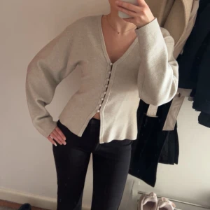 Ljusgrå kofta från Gina Tricot - Säljer denna jättefina ljusgrå kofta från Gina Tricot🥰säljer den pga att den var lite stor på mig och den är helt oanvänd